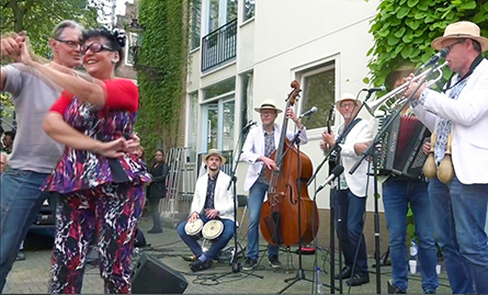 Tijdens een Hofjesconcert in Amsterdam werd er uitbundig gedanst.