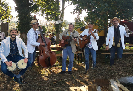 Teake, Jan en Chris, Trio LosBandos. Hier gefotografeerd in een oer Hollands landschap. Immers, Cubaanse muziek met een Hollandse knipoog.