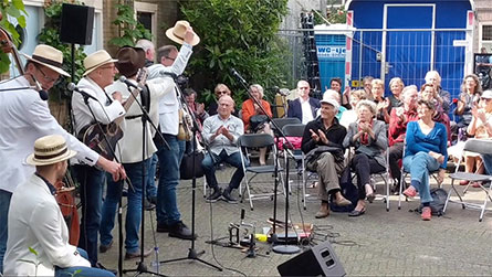 Quinteto LosBandos tijdens een hofjesconcert in Amsterdam. Van alle liedjes is een videoregistratie gemaakt met een profesionele geluidsmix. Zie verderop op deze pagina. Het concert werd door meer dan 100 mensen bezocht.